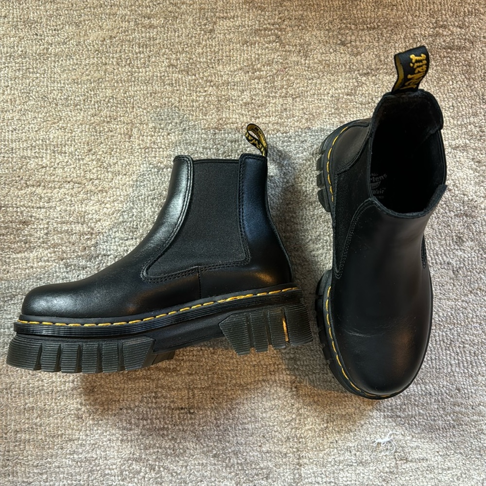 Dr. Martens 2976 Quad Chelsea Boots